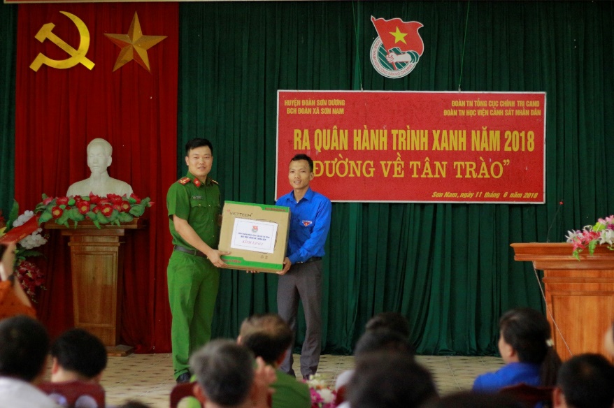 Đại diện Đoàn TN Học viện CSND trao tặng 1 bộ máy tính cho Đoàn thanh niên xã Sơn Nam