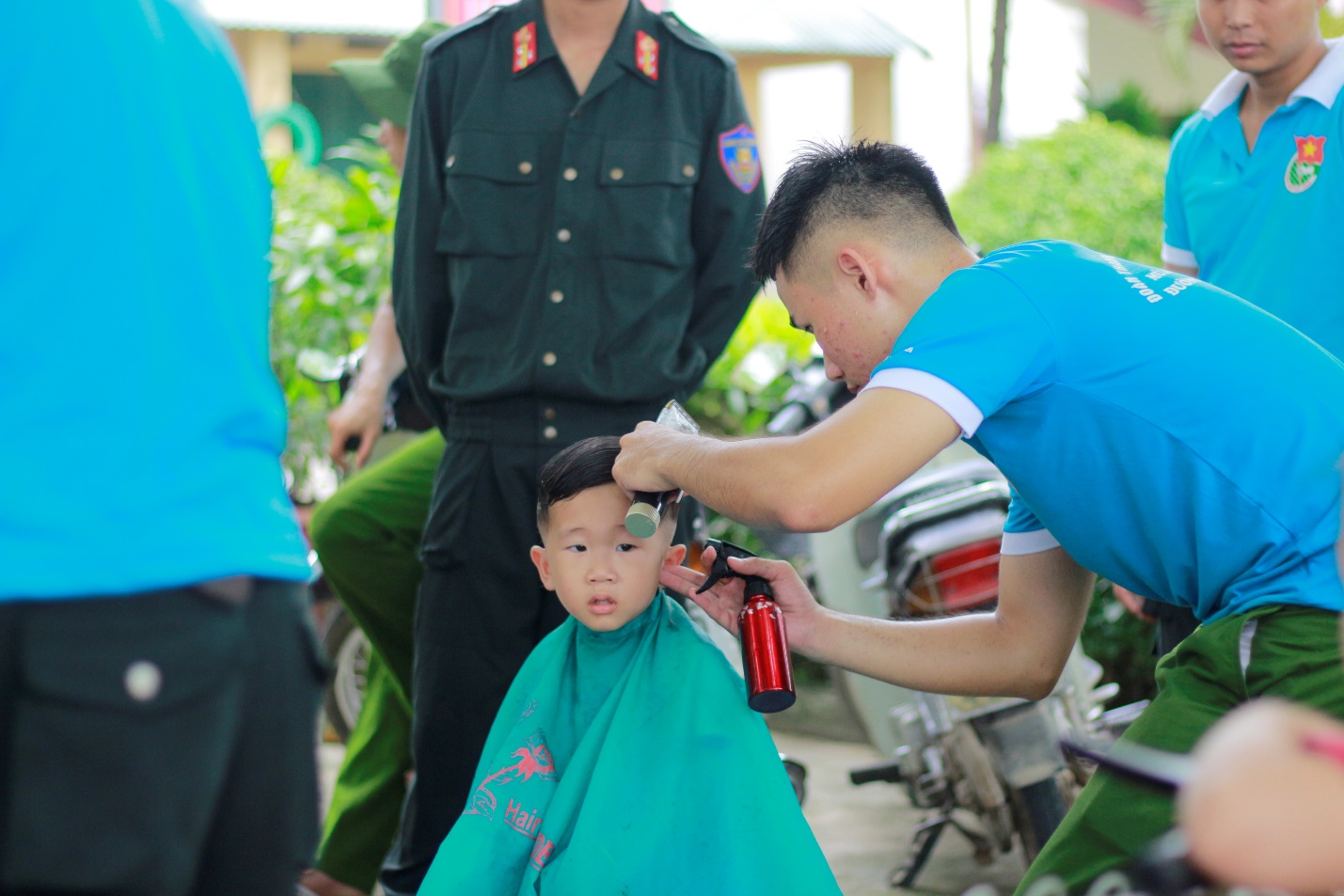 Tổ chức hoạt động cắt tóc miễn phí cho người dân địa phương