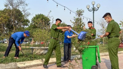 Học viên Học viện Cảnh sát nhân dân phối hợp tham gia vệ sinh môi trường